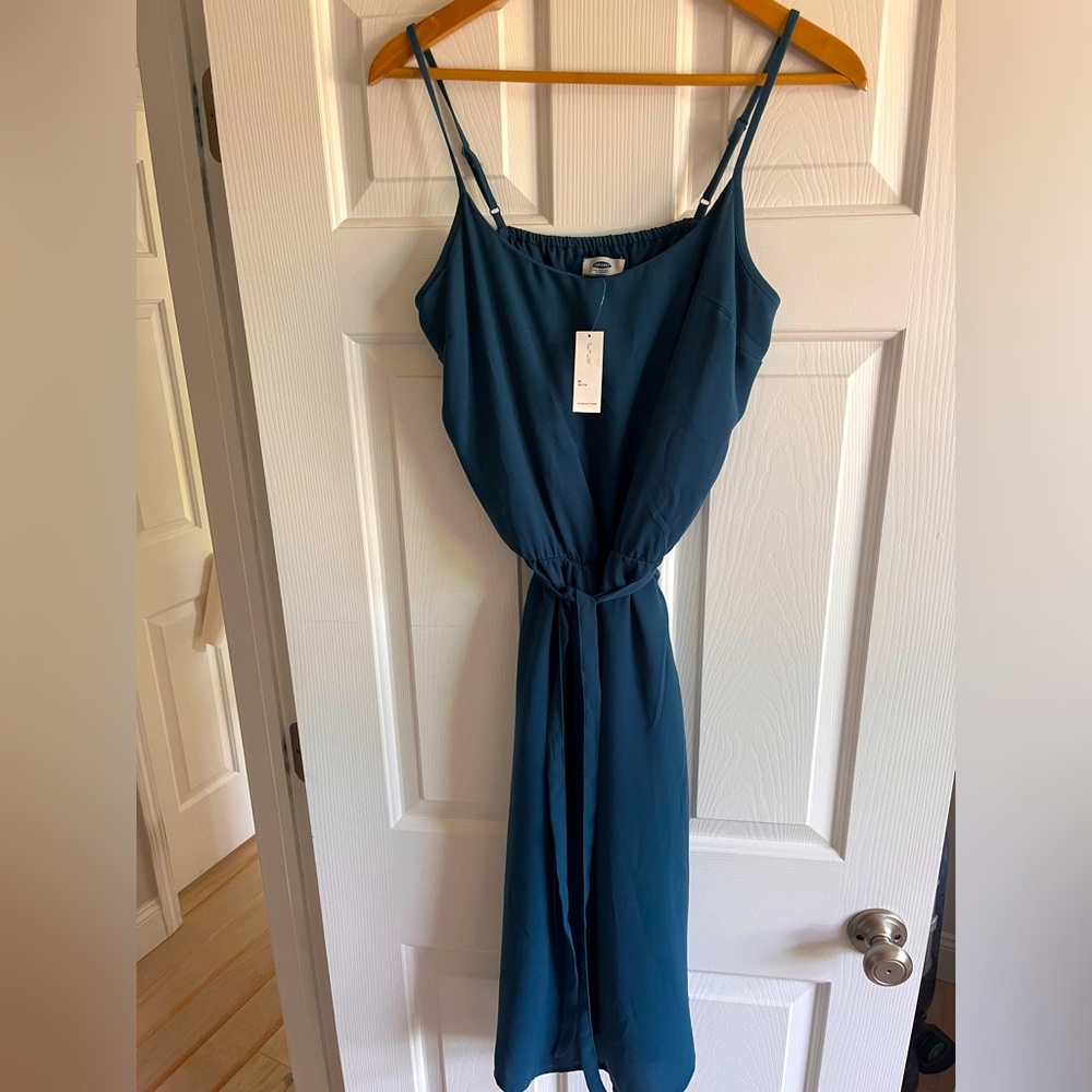 Lined midi dress. Spaghetti straps, tie waist